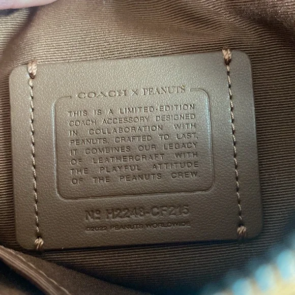 Coach x Peanuts Wristlet with Snoopy Present Motif - Picture 6 of 8